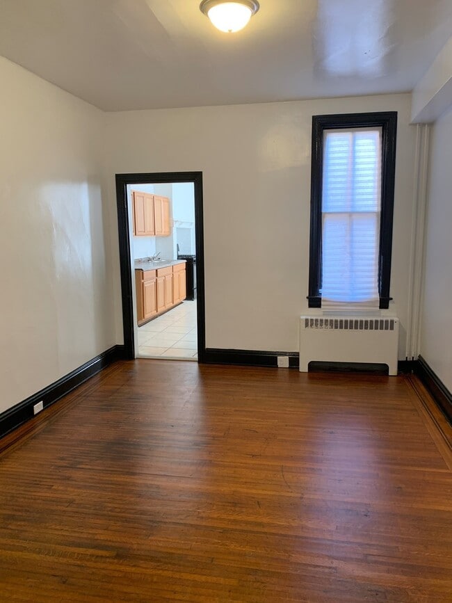 Building Photo - Spacious 4 Bedroom 1.5 Bath, 2 Car Garage-...