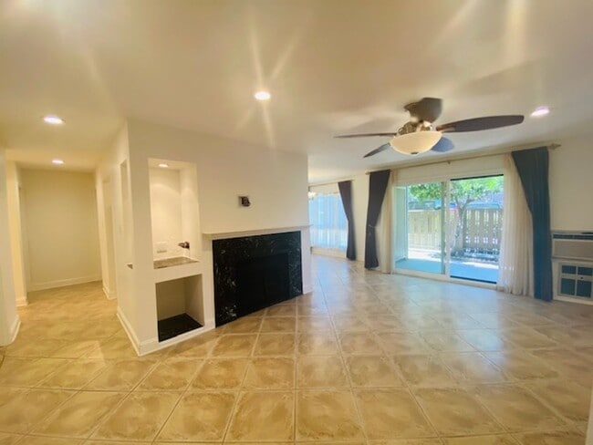 Building Photo - Charming 3BD/2BA Lower Unit Condo, The Vin...