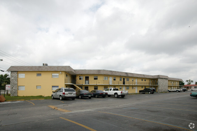 Building Photo - Okeechobee Villas