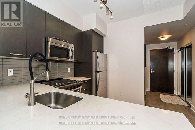 Photo du bâtiment - 88 Sheppard Ave E