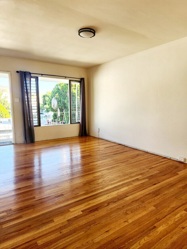 Building Photo - 319 N Chevy Chase Dr