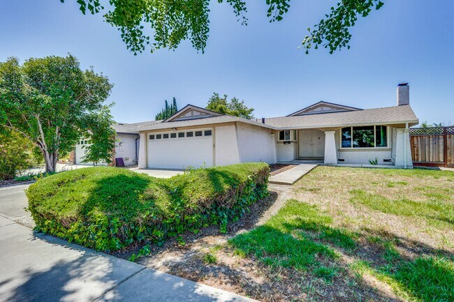 Foto del edificio - Spacious 3 Bedroom 2 Bath Home with 2 Car Garage and Central Air Conditioning