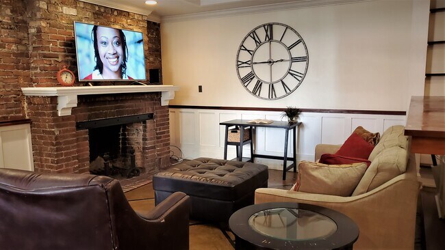 chimenea en la sala de estar - 101 W Oglethorpe Ave