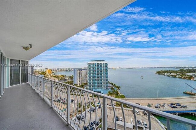 Foto del edificio - 7601 E Treasure Dr