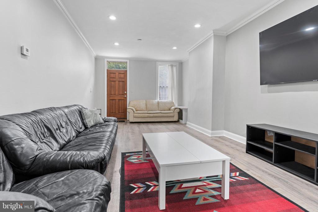 Foto principal - 129 E West St