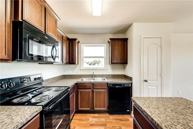 Foto del edificio - This lovely 4 bedroom home features a large family room with lots of light.