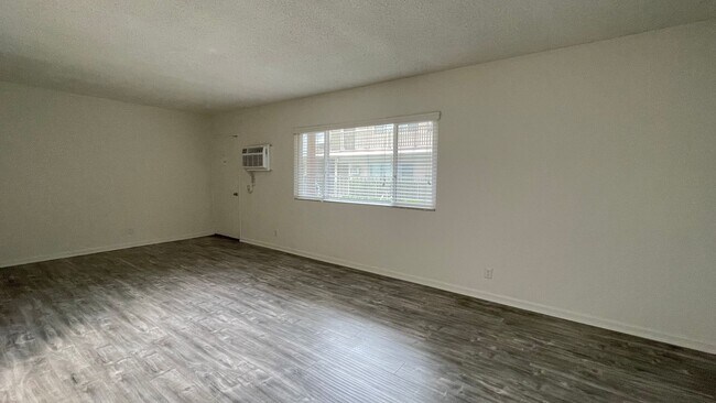 Foto del edificio - 5255 Blakeslee Ave