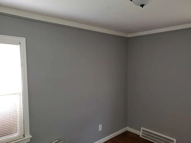 Building Photo - 2 bed, 1 bath with full basement