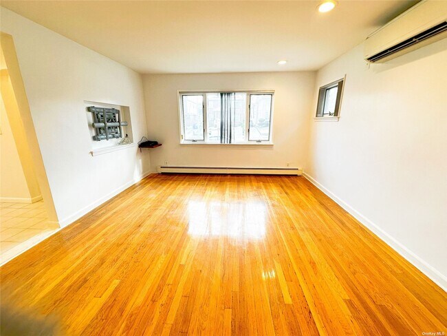 Foto del edificio - 69-44 Cloverdale Blvd