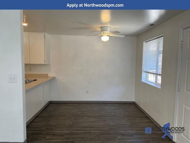 Building Photo - Nice 2 Bedroom 1 Bath Upstairs Apartment