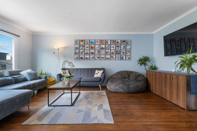 Foto del edificio - UPDATED LARGE BRIGHT 1800sf 3BR/2BA/1GR In...