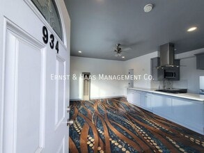 Building Photo - 934 E Broadway