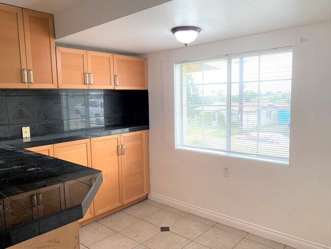 Foto del edificio - COMING SOON! Spacious 4 Bedroom, 3 Bathroom Home with Driveway