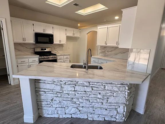 Foto del edificio - "Charming 3-Bed Oasis with Cozy Fireplace on Lighthouse Dr, Bakersfield!"