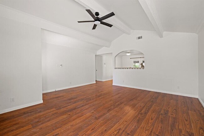 Foto del edificio - 5306 Basswood Ln