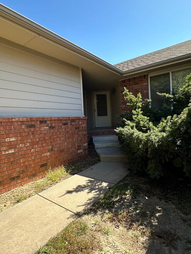 Building Photo - West Side Duplex - $300 off 1st Month !!