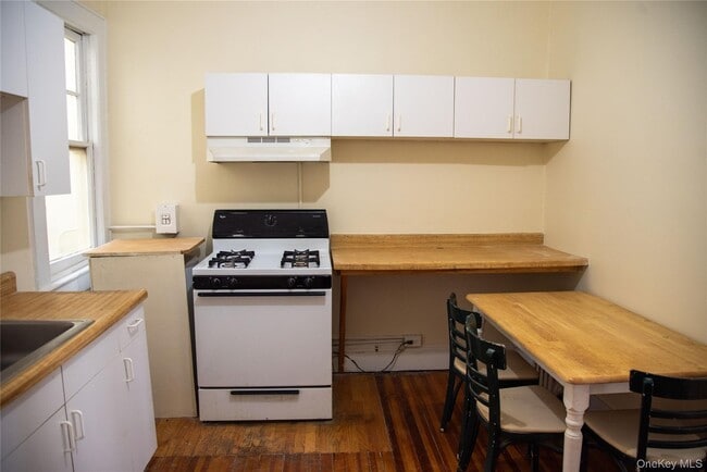 Building Photo - 17A Park Ln S