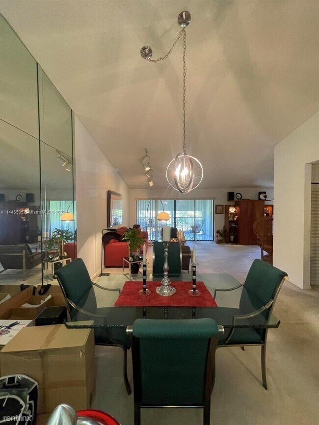 Building Photo - 3 br, 2 bath Condo - 5021 Oak Hill Ln Apt 126