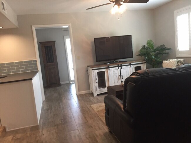 Foto del edificio - 1628 Lindley Dr