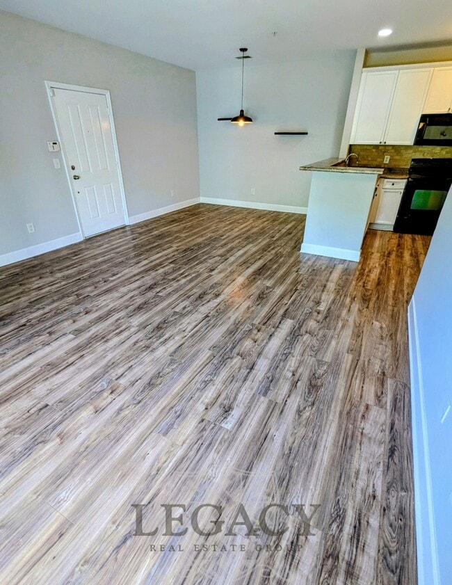 Building Photo - 8211 Lenox Creekside Dr