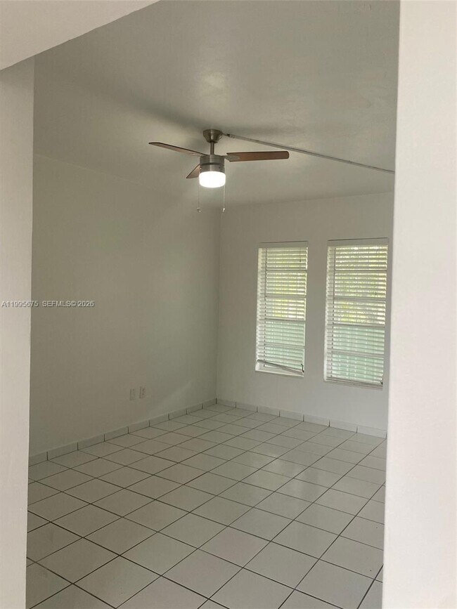 Foto del edificio - 701 S Royal Poinciana Blvd