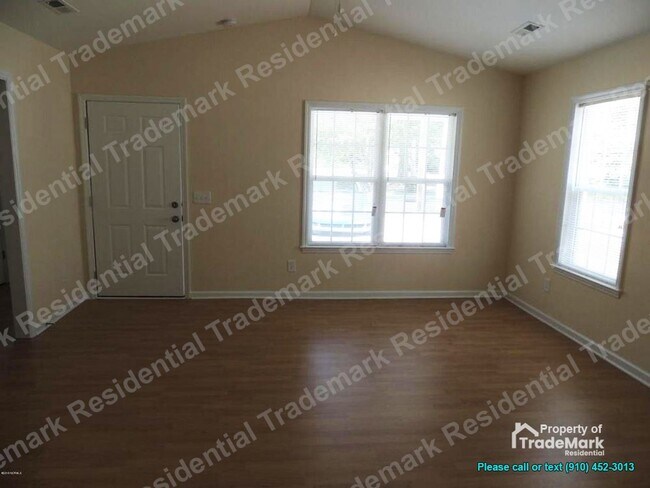 Building Photo - 3 Bedroom, 2 Bath House Available Now