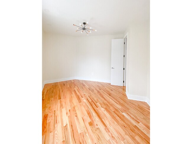 Foto del edificio - 526 Dahill Rd
