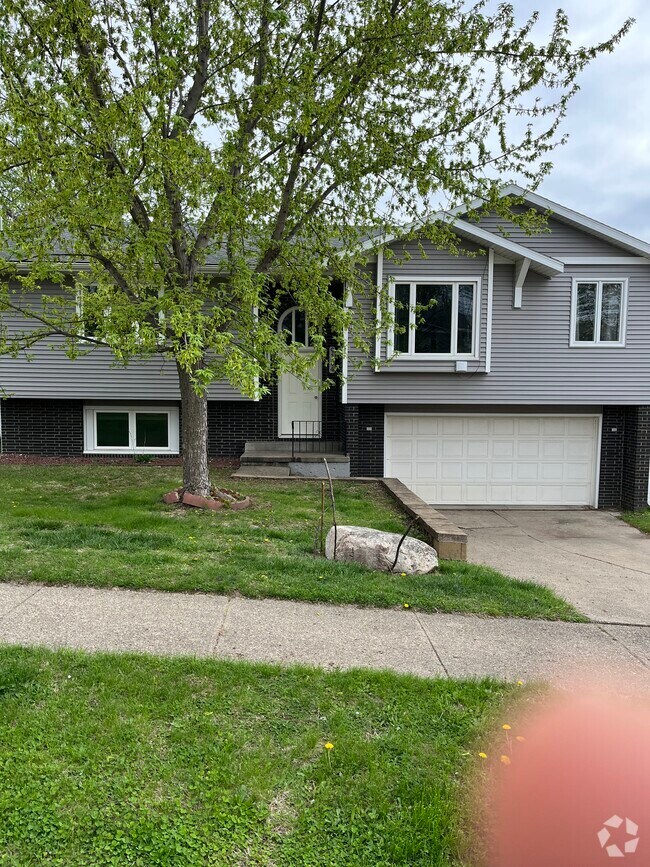 Building Photo - 9104 Summit Dr