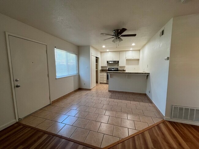 Building Photo - spacious 2/1 unit in Sacramento, 4600 Gree...