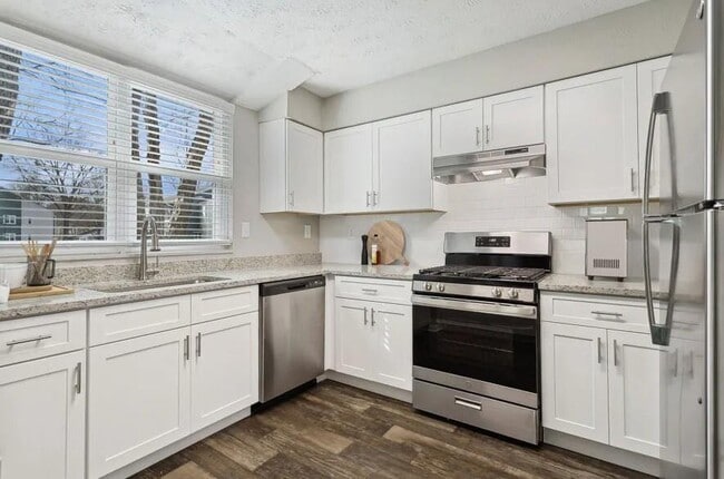 Building Photo - 7600 Roswell Rd