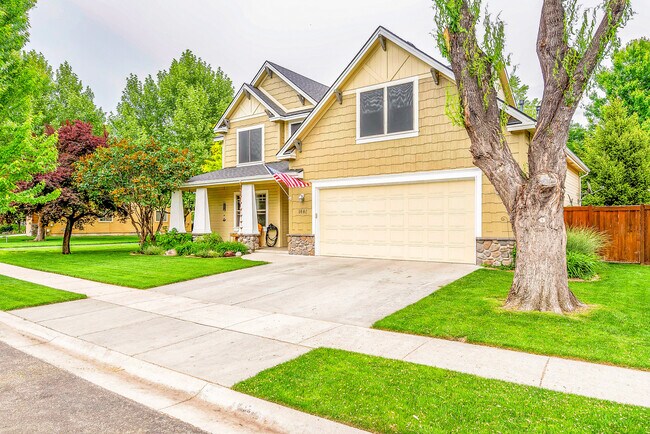 Building Photo - Beautiful Craftsman Style Home