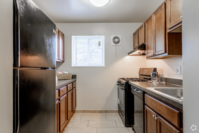 2 BR, 1 BA - 945 SF - Overlook Apartments