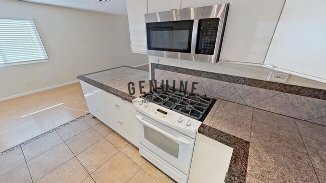 Foto del edificio - Lovely 2 Bd 1.5Ba Condo in Costa Mesa With Spacious Deck