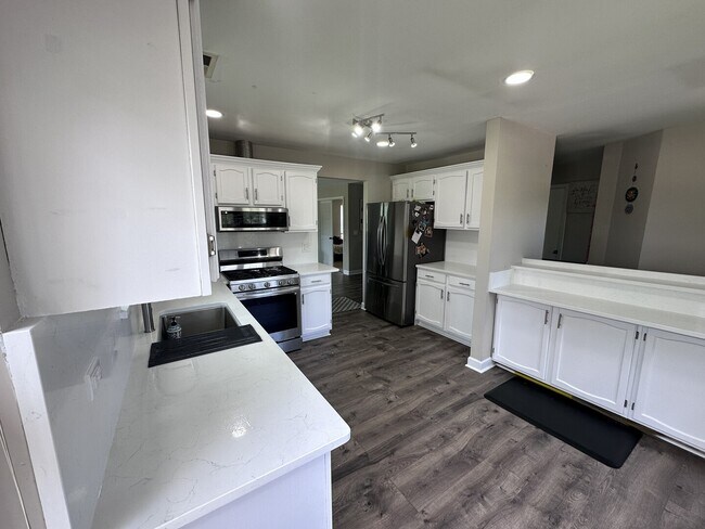Building Photo - 202 E Fabish Dr