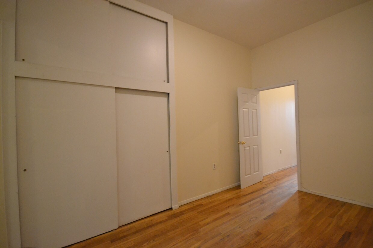 Primary Photo - 728 Lorimer St