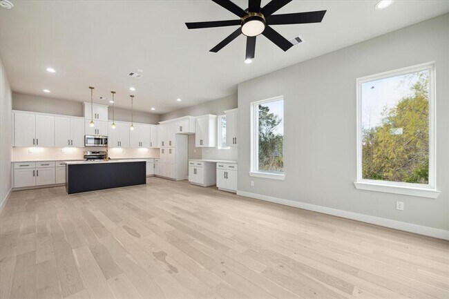 Foto del edificio - 5823 Mansfield St