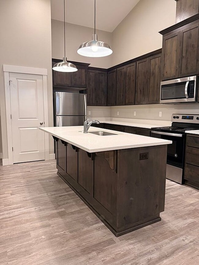 Building Photo - 321 NE Alder Wy