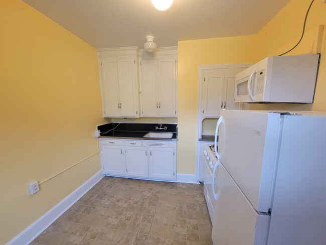 Kitchen - 3206 Shepherd St