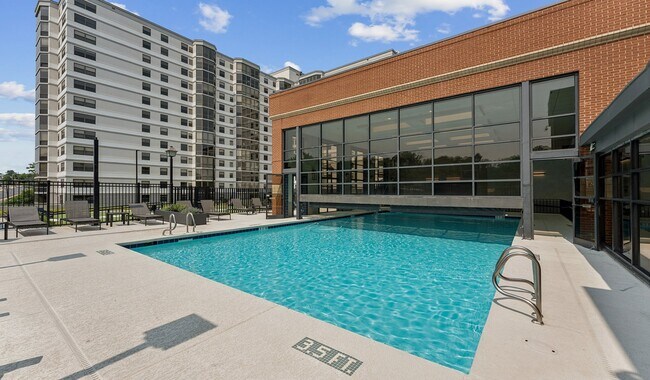 Tu nueva piscina es interior/exterior para disfrutarla todo el año. - Huntington Gateway