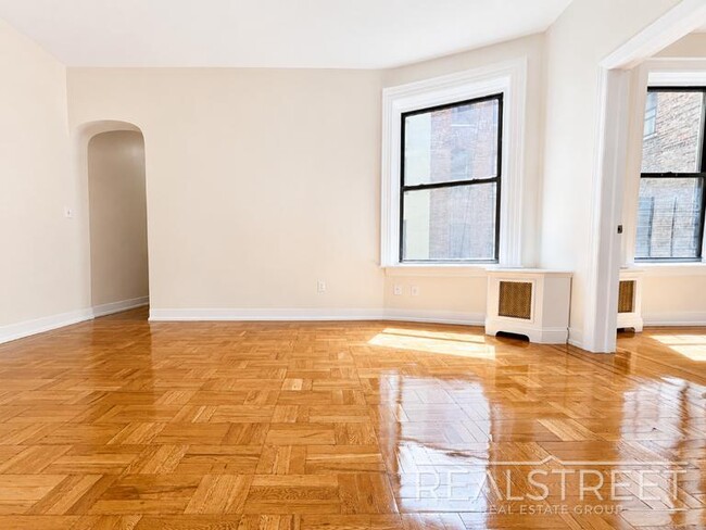 Building Photo - King-Size 2 Bed with Laundry in Elevator Building