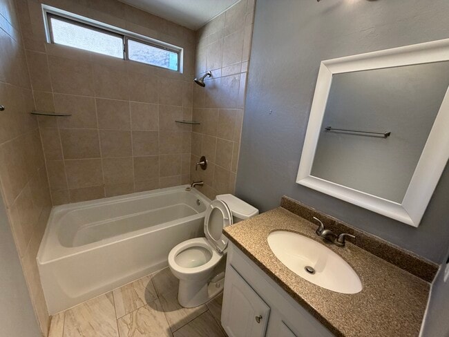 Foto del edificio - 1347 E 10th Pl