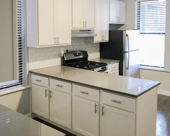 Foto del edificio - 2730 N Wayne Ave