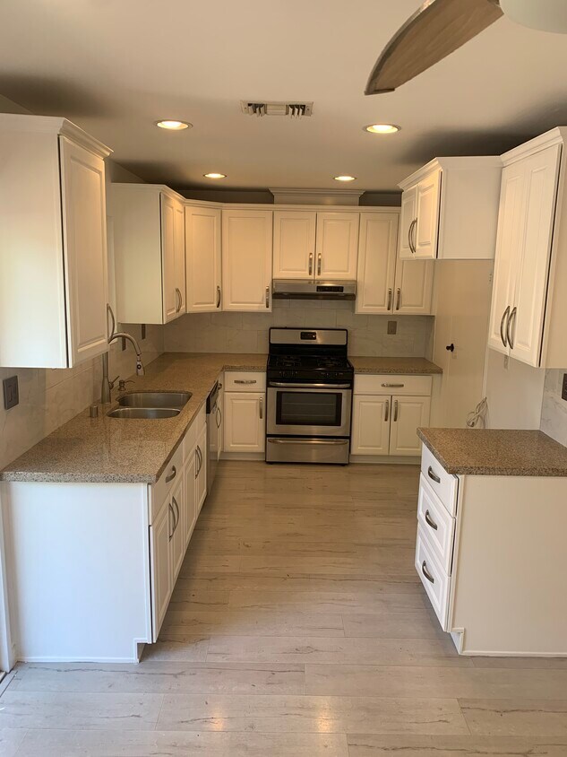 Foto principal - 7560 Corbin Ave