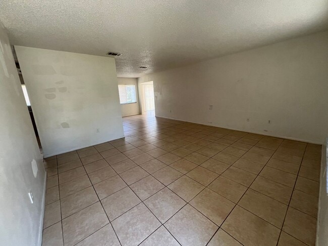 Building Photo - AVAIL 7/15 -- $1,695 ** Annual ** 3 Bed / ...