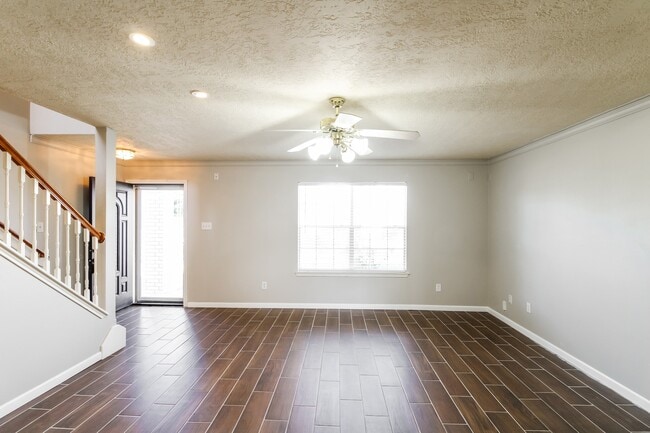 Building Photo - 4342 Lakewood Dr