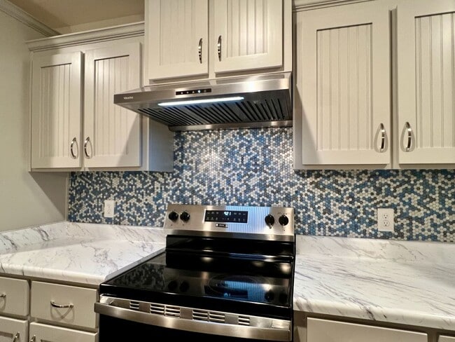 Building Photo - 4 bed 2 bath home is situated on a beautif...