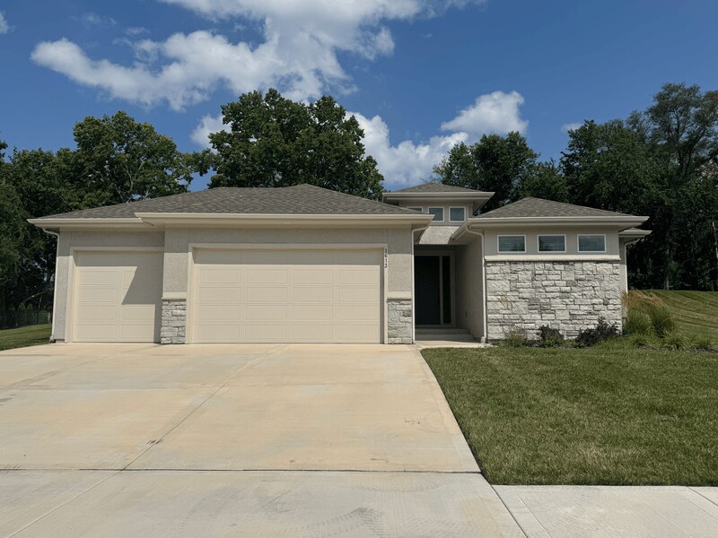 Primary Photo - 1613 SW Hedgewood Ln