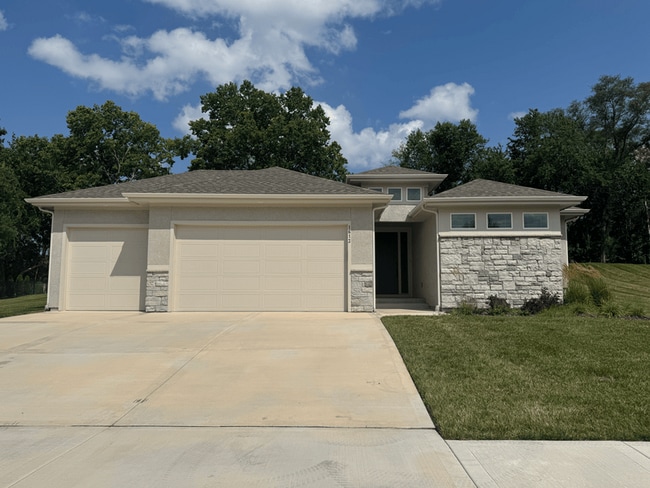 Building Photo - 1613 SW Hedgewood Ln