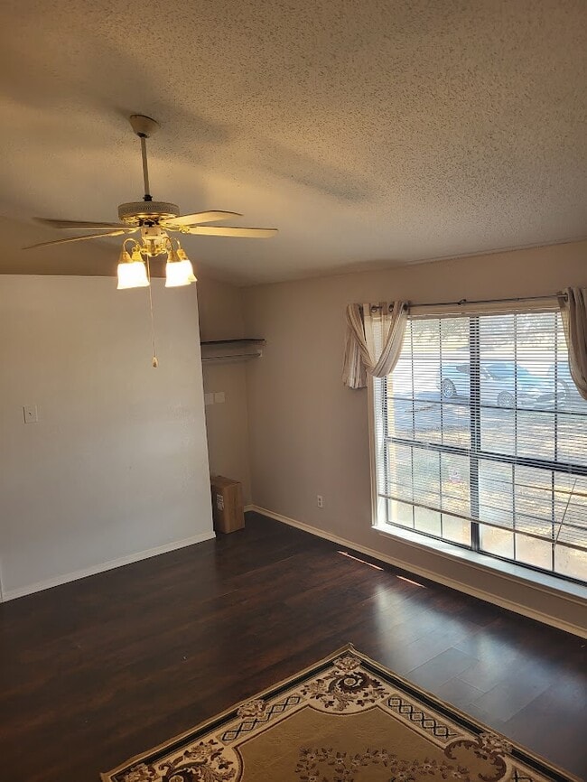 Foto del edificio - 4401 Thrasher Ct