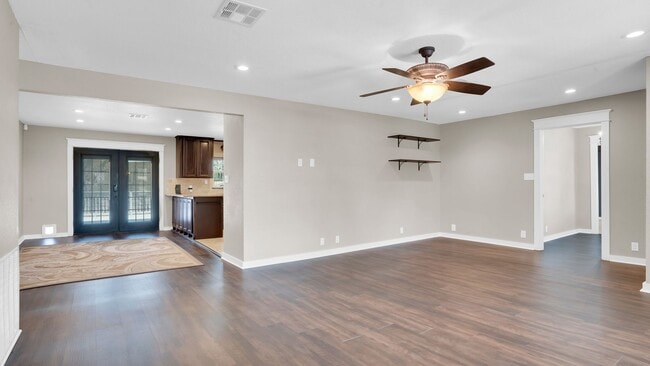 Building Photo - 4 Bedroom home with Fenced Backyard